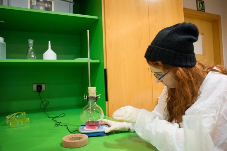 El 37% de las mujeres que se doctoran en España se concentra en las disciplinas STEM