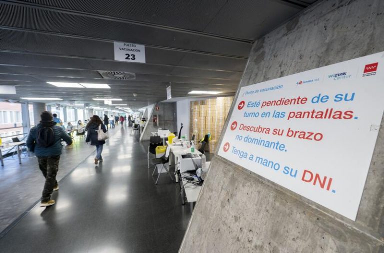 Madrid baja de los 1.000 casos de incidencia pero ve prematuro 'gripalizar' el Covid