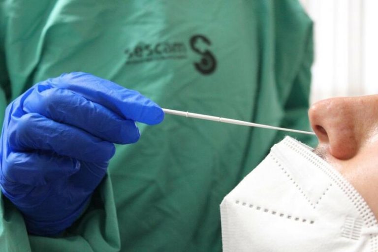 España suma 49.004 casos y 389 muertes con COVID-19, mientras la incidencia baja más de 100 puntos hasta 1.461