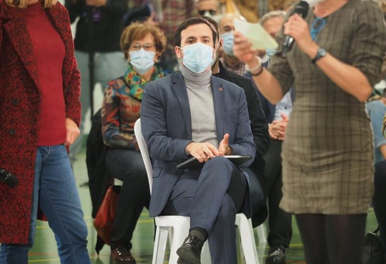 Garzón invita a Mañueco a que en el día de reflexión visite una macrogranja