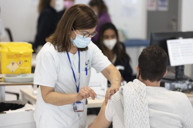 La Comunidad de Madrid vacunará desde mañana sin cita previa en el Hospital Zendal y en el Wizink Center