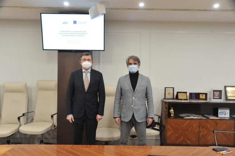 La AEM y el Notariado promoverán una plataforma de microcréditos para facilitar el acceso a financiación