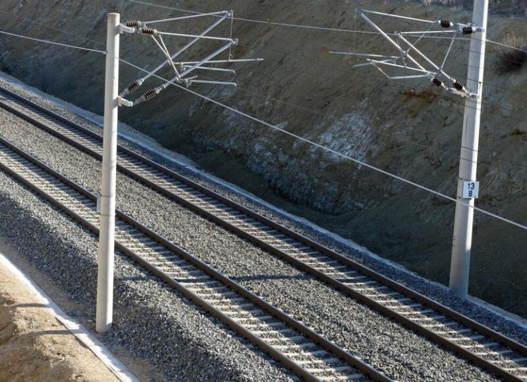 El coste de viajar en tren sigue siendo el doble de caro que en coche, según KPMG