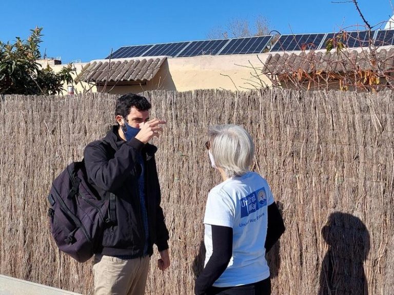 La Fundación United Way recauda fondos para instalar kits solares y llevar energía a la Cañada Real