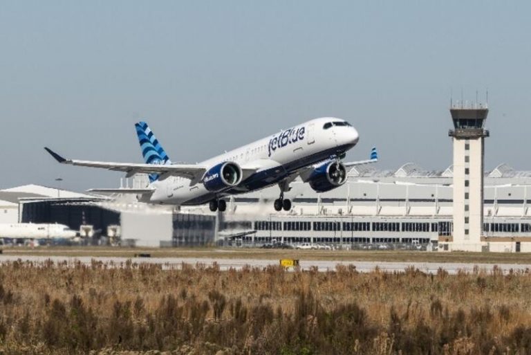 JetBlue compra 30 aviones a Airbus de la familia A220-300, valorados en más de 2.418 millones de euros