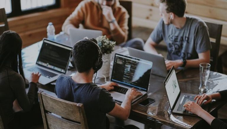 Los directivos de las empresas biotecnológicas cobran de media 120.932 euros al año