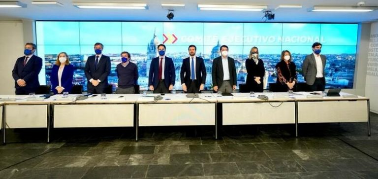 Casado defiende un Gobierno de Mañueco sin Vox