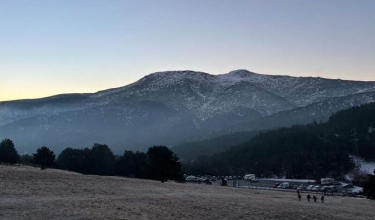 La Comunidad de Madrid regula la escalada en La Pedriza para proteger especies como el buitre leonado