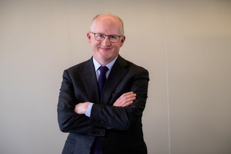 El economista jefe del BCE aboga por no sobrerreaccionar a la inflación a corto plazo