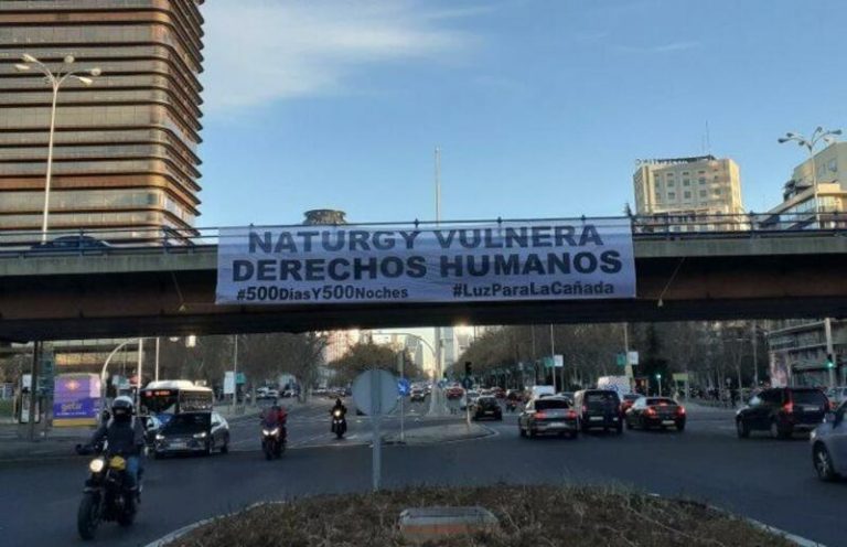 Afectados por cortes de luz en la Cañada Real despliegan una pancarta en Nuevos Ministerios señalando a Naturgy