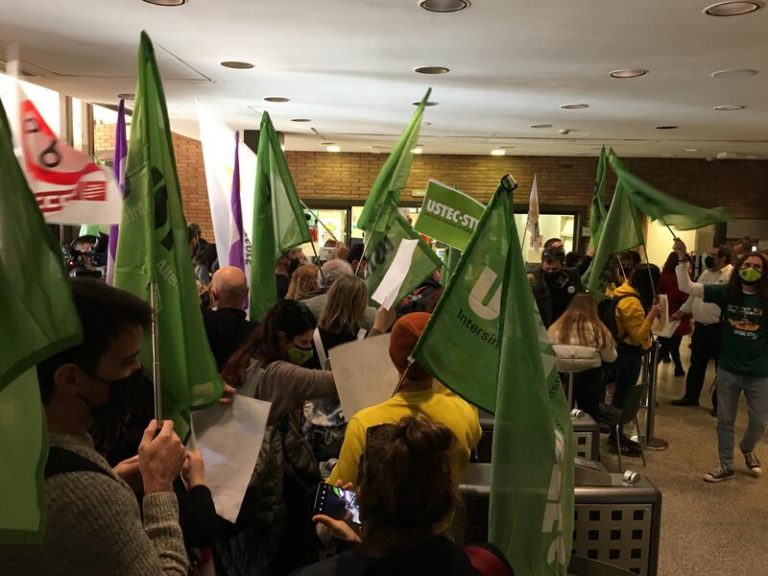 30 personas pasan la noche en la Conselleria de Educación de Cataluña contra el calendario escolar