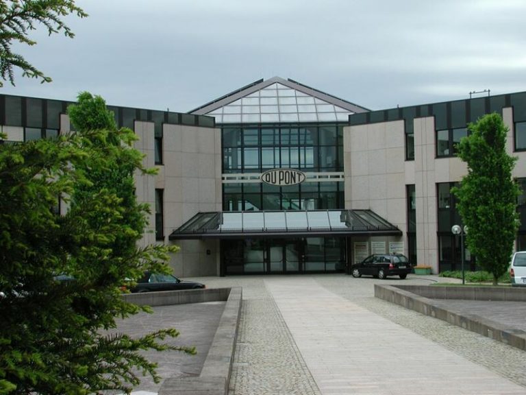 DuPont vende a Celanese la mayor parte del negocio de materiales y movilidad por 9.677 millones