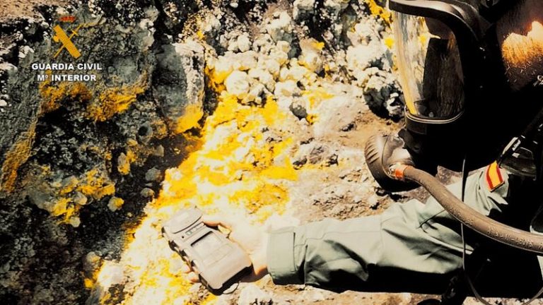 La Guardia Civil sigue midiendo elevados niveles de gases nocivos en La Palma