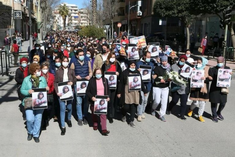 Medio millar de personas se manifiestan para condenar el crimen de la niña de Alcalá la Real