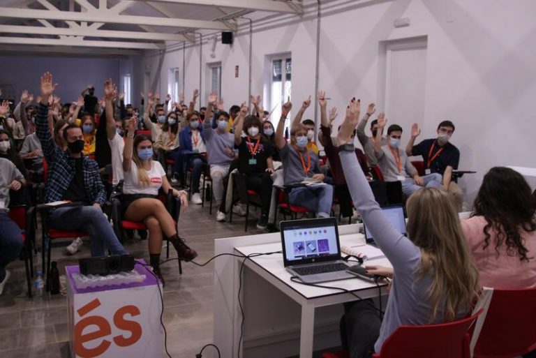 Los jóvenes de Compromís celebran su cuarto congreso con la participación de Baldoví