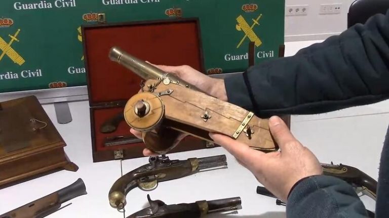 Guardia Civil incauta armas cortas de avancarga y armas de fuego en miniatura de artillería en Palma