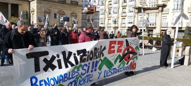 Una concentración rechaza en Vitoria la instalación de parques eólicos en los montes alaveses