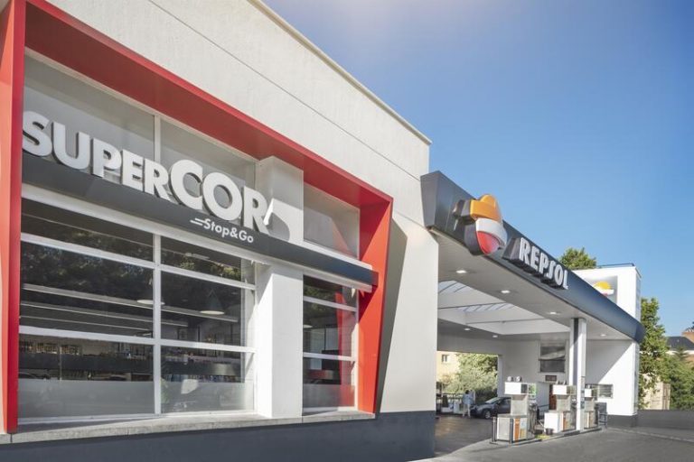 La alianza Repsol y El Corte Inglés supera ya las 500 tiendas 'Supercor Stop&Go'