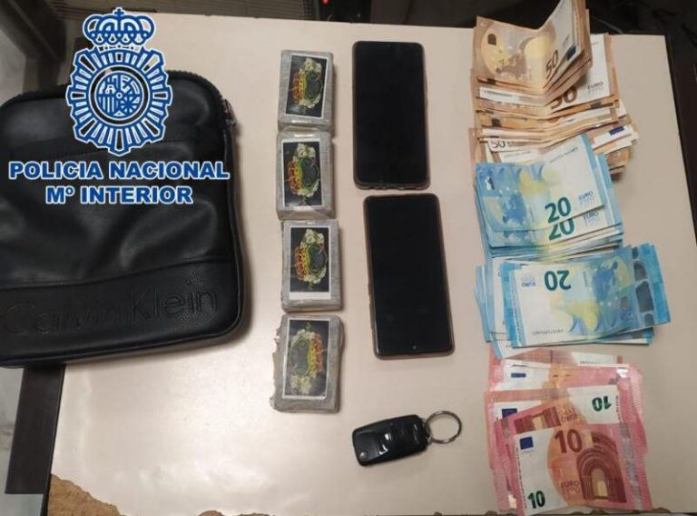 Un detenido en Motril localizado en un control policial cuando traficaba tabletas de hachís