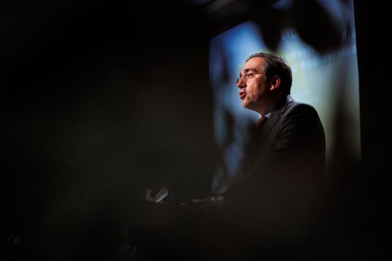 Albares subraya la importancia de tener una UE cohesionada para afrontar crisis como la de Ucrania