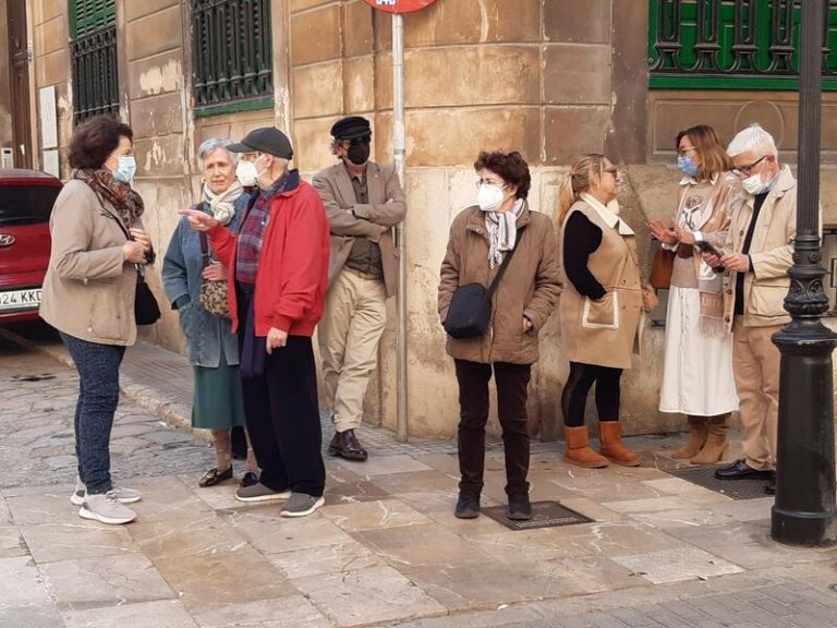 Cerca de 10 personas apoyan a Ayuso ante la sede del PP en Palma
