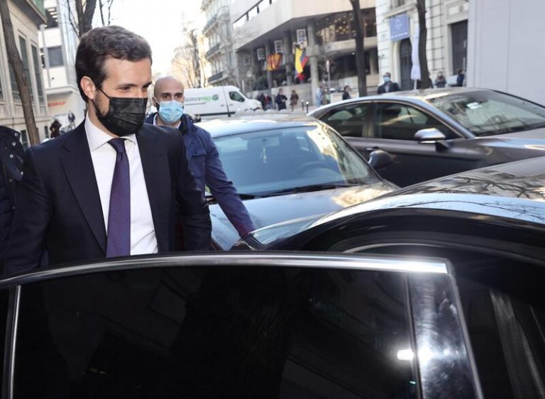 Casado convoca este lunes a su equipo para tratar de buscar una salida a la profunda crisis del PP