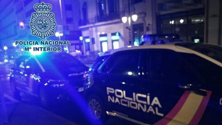 La Policía salva a un matrimonio de ser apuñalado por su propio hijo en Madrid