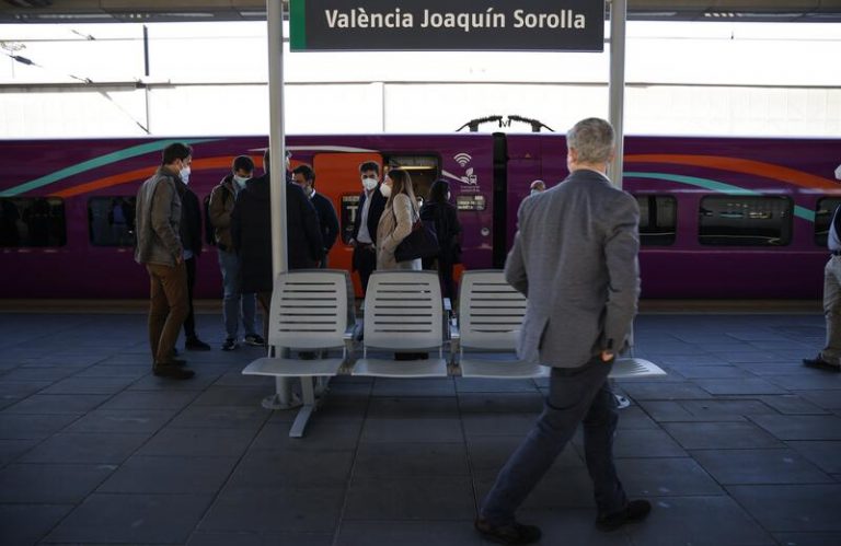 Renfe transporta más de 6.500 viajeros en el estreno del Avlo a Valencia, con una ocupación del 95%