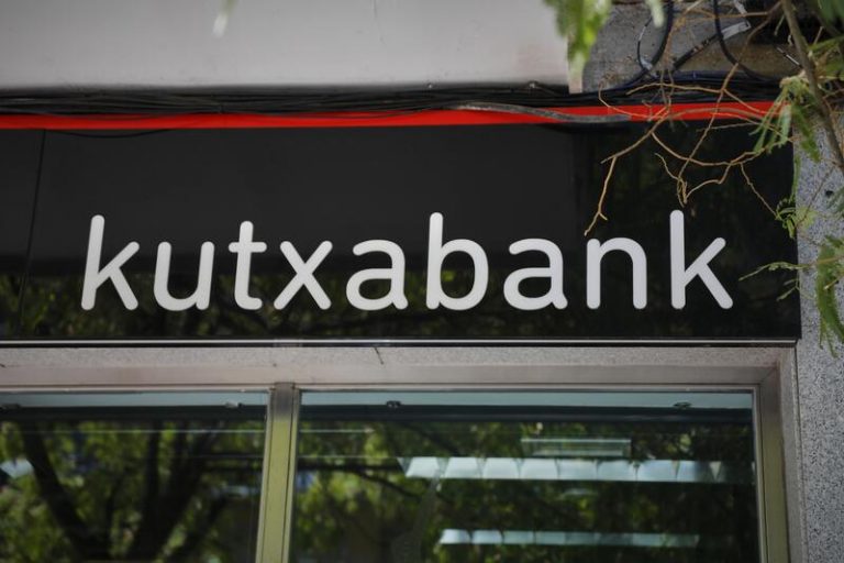 Kutxabank aumentará en marzo hasta las 14.00 horas la atención presencial a los mayores de 65 años
