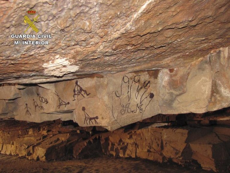 Identifican a tres menores por las pintadas en la Cueva de la Rendija de Herencia (Ciudad Real)