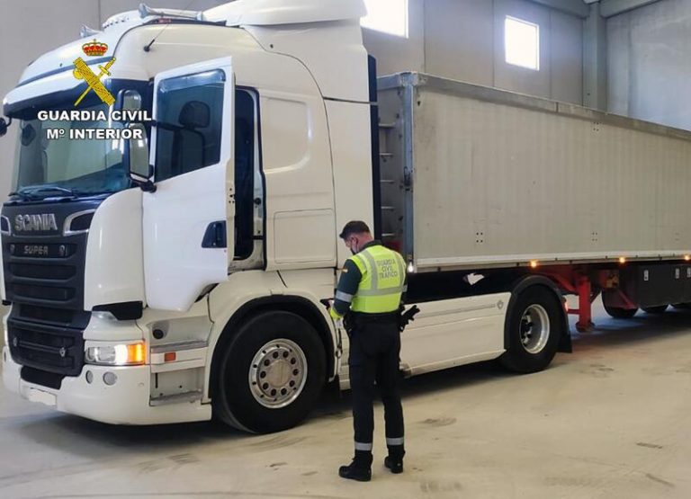 Investigan a un camionero por provocar un accidente al desatender la caída de 14 balas de paja en la calzada