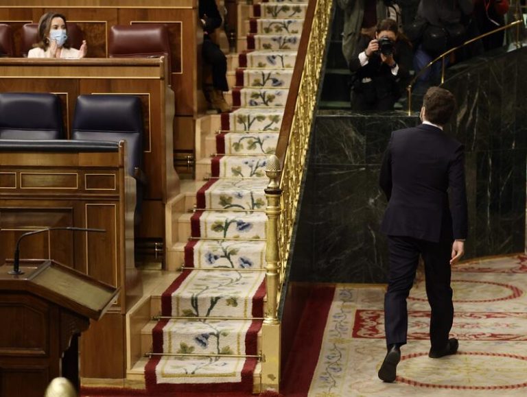 Aplausos de despedida del PP a Casado en su último duelo con Sánchez en el Congreso