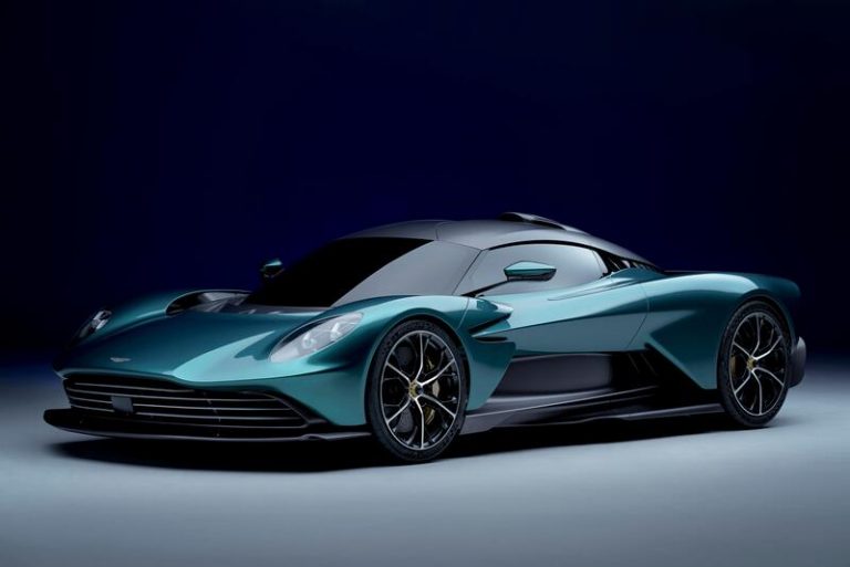 Aston Martin redujo un 54% sus pérdidas en 2021