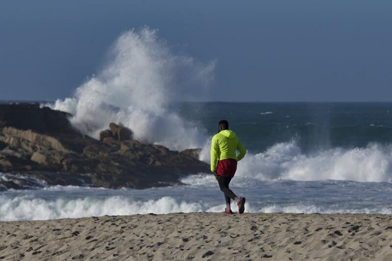 Hoy, lluvia en el sur y olas en Galicia. El tiempo del 24 de febrero
