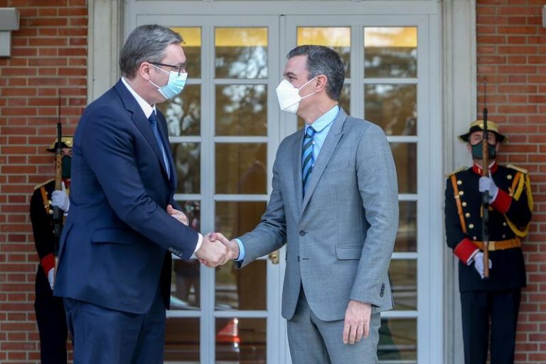 Sánchez le traslada al presidente Vucîc el interés de las empresas españolas en aumentar su actividad en Serbia