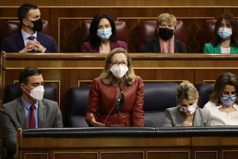 Calviño incide en que la jornada laboral de cuatro días depende del sector, la empresa o incluso el empleado