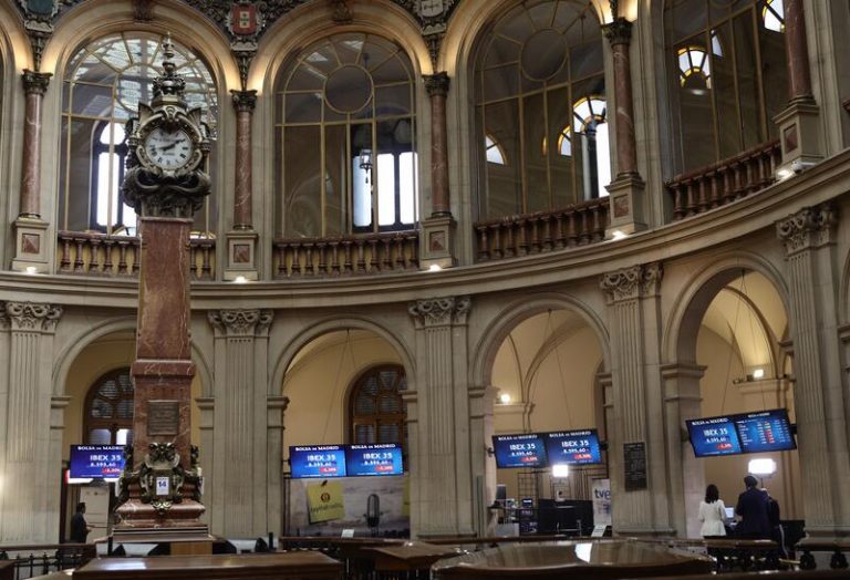 El Ibex 35 mantiene una caída del 4,02% en la media sesión tras el ataque de Rusia a Ucrania