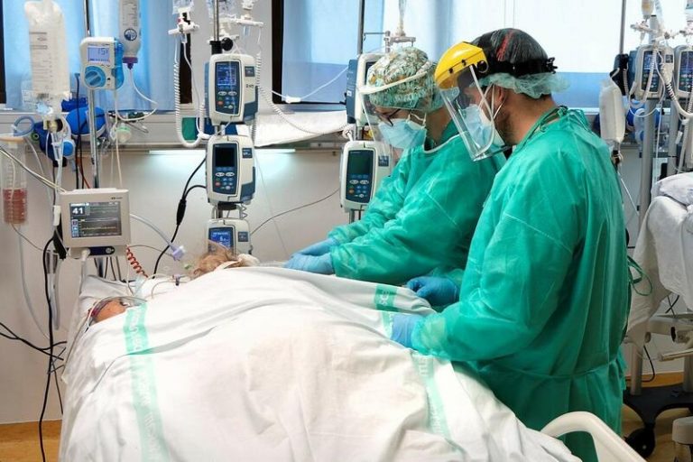 Cantabria rompe la racha sin víctimas y suma tres muertes, suben los casos y bajan los hospitalizados