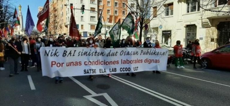 Miles de personas se manifiestan en las capitales vascas para exigir más recursos y personal en Osakidetza