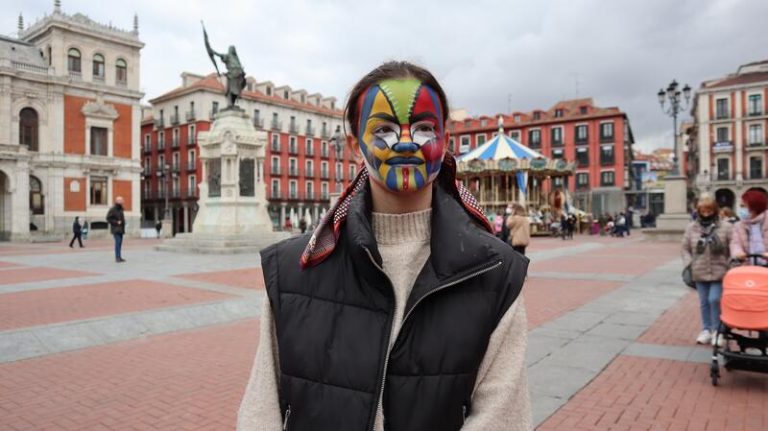 'África, un canto a la paz' se congrega en la Plaza mayor de Valladolid para reivindicar el cese de la guerra