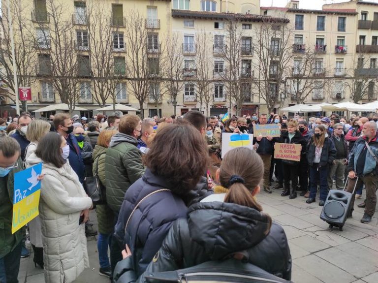 Alrededor de un millar de personas muestran su solidaridad y apoyo en Logroño con el pueblo ucraniano