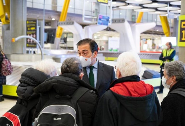 Llegan al aeropuerto de Barajas los 106 españoles evacuados de Ucrania