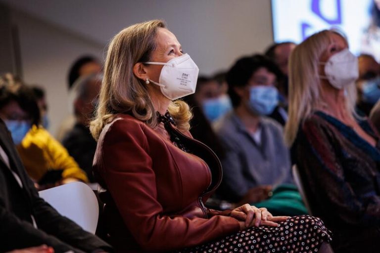 Calviño asegura que subirán los precios de la energía por la guerra en Ucrania aunque ve a España menos expuesta