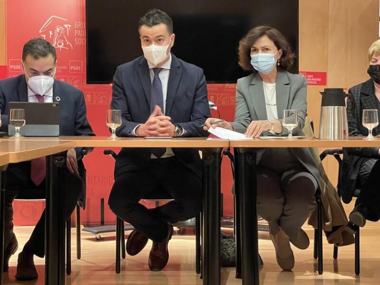 El PSOE se reúne en el Congreso con víctimas de abusos sexuales en la Iglesia