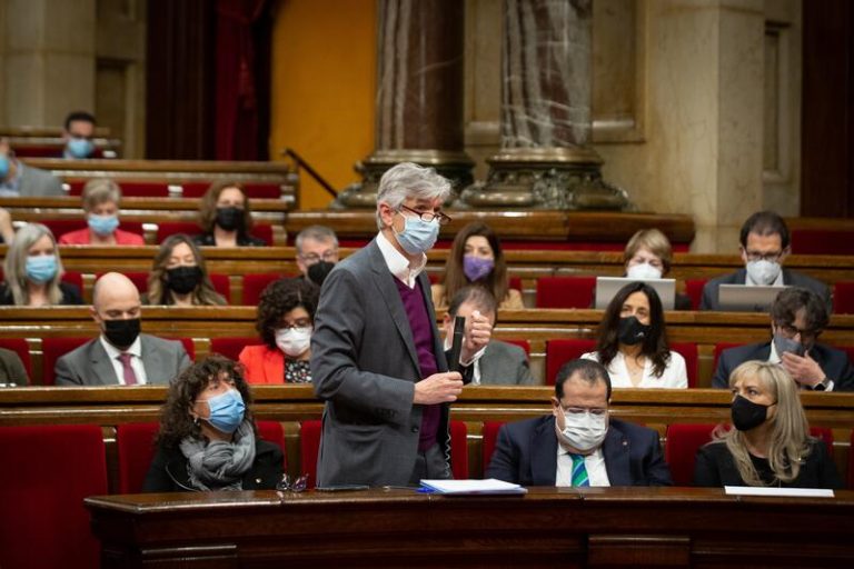 Cataluña prevé retirar las mascarillas en interiores un mes después que en aulas