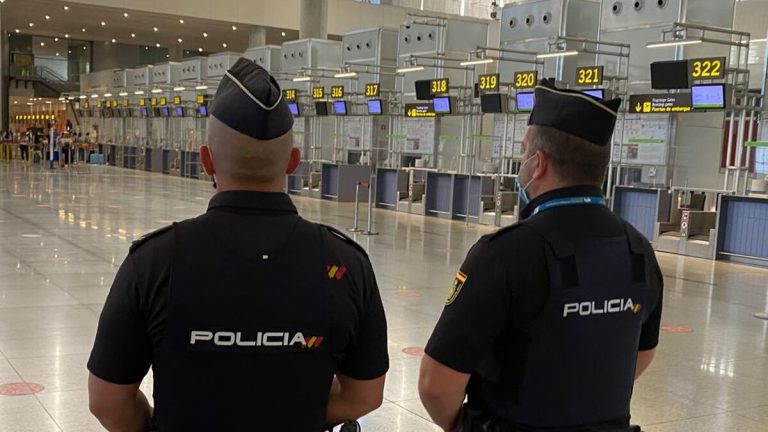 Absuelven a un hombre acusado de abuso a una mujer en los baños del aeropuerto de Málaga
