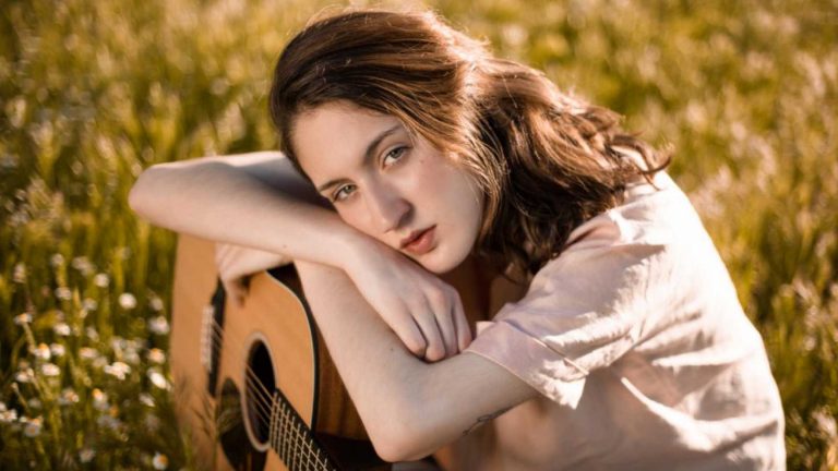 Ainoa Buitrago en 'A lo lejos', su nuevo single