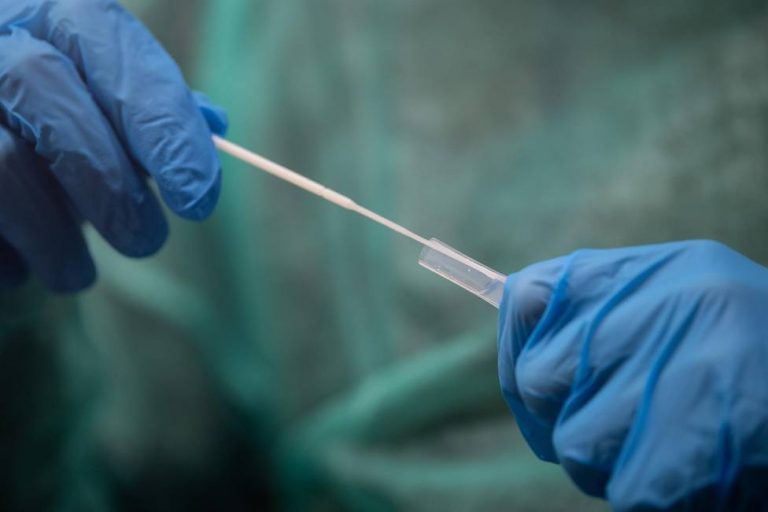 Andalucía notifica 5.209 contagios, 37 fallecidos y su incidencia baja hasta 601,3 puntos