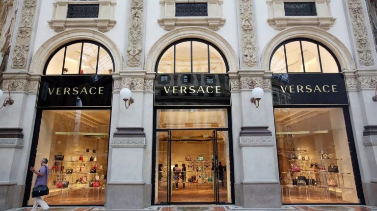 Capri, dueña de Versace, Michael Kors y Jimmy Choo, gana 285 millones en su tercer trimestre