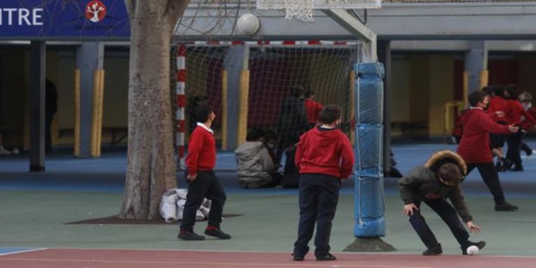 Castilla y León avisa a los centros educativos de que a partir de este viernes no será obligatoria la mascarilla en patios